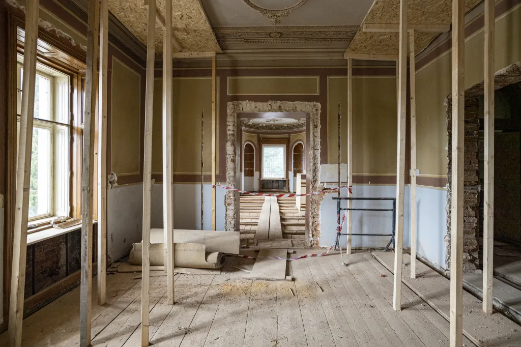 V budoucnu dojde i k rekonstrukci zapomenuté studny v místech bývalé konírny. Je hluboká asi 15 metrů, voda je do výšky pěti metrů. Voda ze studny by se měla používat k zalévání zahrady