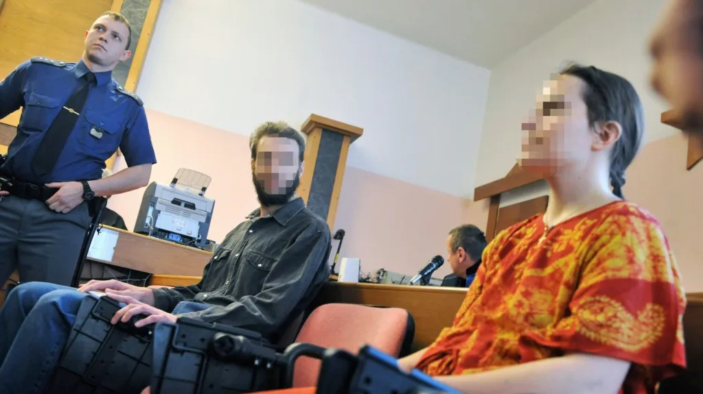 Obžalovaní rodiče u soudu