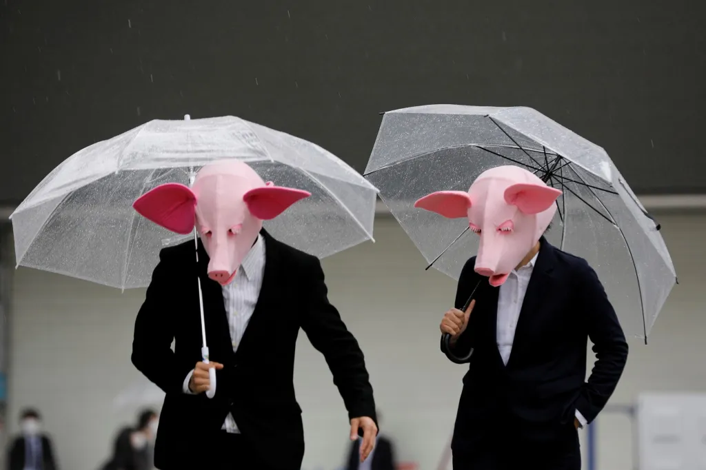 Při natáčení videoklipu dvou japonských youtuberů v Tokiu se předvedli i muži v maskách prasat