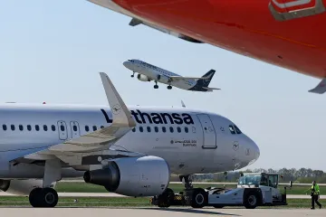 Letecký průmysl má potíže. Aerolinie ruší některé spoje, na jiných zdražují