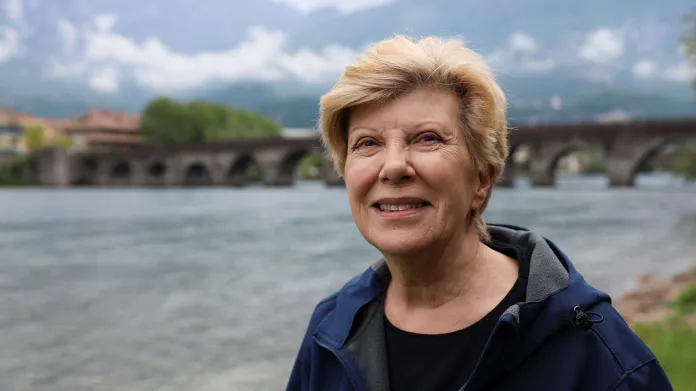 Ann Pizzorussová před mostem v Leccu