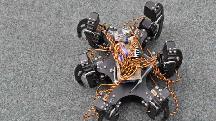 Šestinohý robot umí chodit