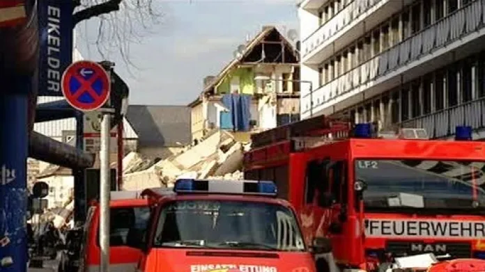 Němečtí hasiči zasahují u zřícené budovy v Kolíně nad Rýnem