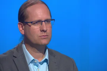 Ústavní soudce má mít tolik disciplíny, aby nerazil své názory, řekl v Interview ČT24 Jan Wintr