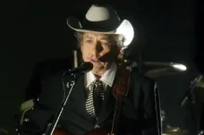 Bob Dylan filozofuje nad cizími písněmi. Vedou ho k úvahám o rozvodech, mobilech i sebevraždách lumíků