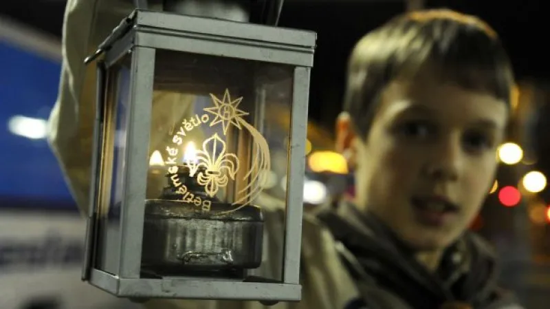 Události ČT: Betlémské světlo je díky skautům v celé zemi