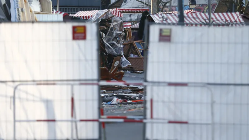 Zdemolované stánky na místě činu