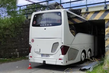Autobus s turisty na Českokrumlovsku uvízl pod viaduktem, čtyři lidé jsou zranění