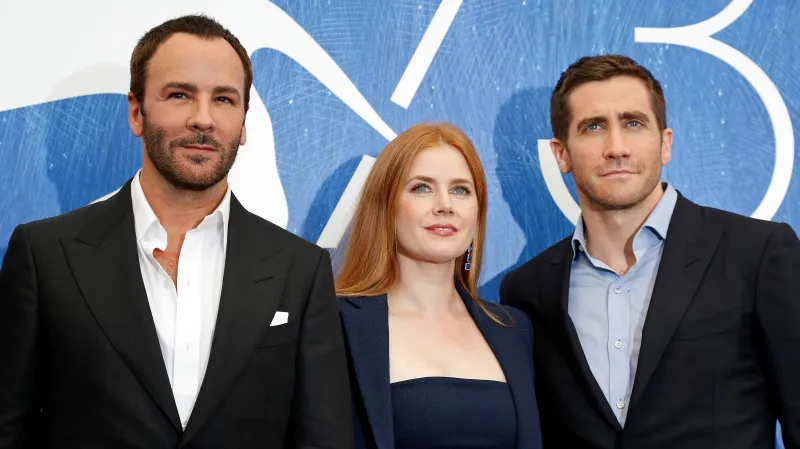 Režisér Tom Ford a herecká dvojice Amy Adamsová a Jake Gyllenhaal v Benátkách