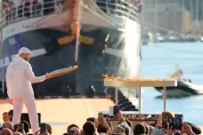 Do Marseille slavnostně připlul olympijský oheň