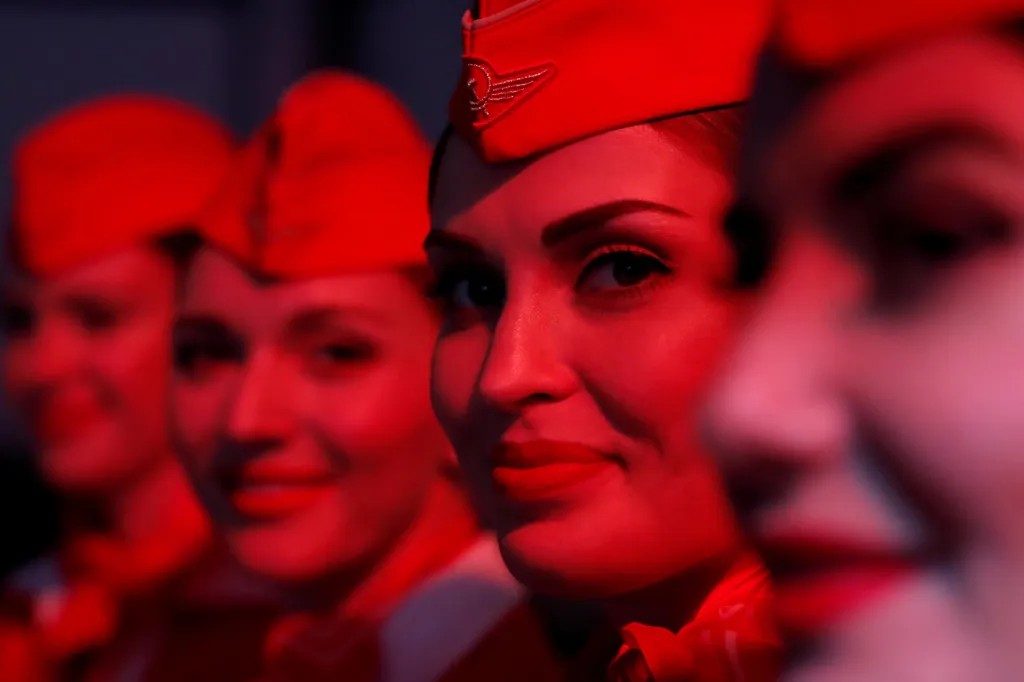 Stevardky se usmívají chvíli před odletem prvního Airbusu A350-900 ve službách ruského Aeroflotu na moskevském letišti Šeremetěvo