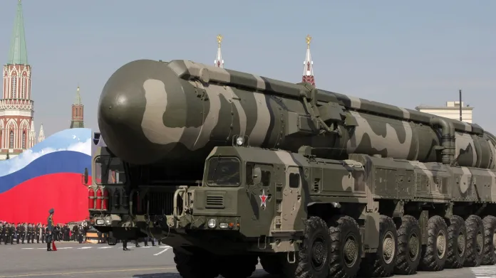 Mezikontinentální balistická raketa Topol-M při vojenské přehlídce na Rudém náměstí