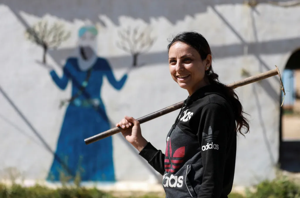 Každá žena, která se ve vesnici usadí, se může účastnit místní rady a podílet se na vývoji Jinwaru