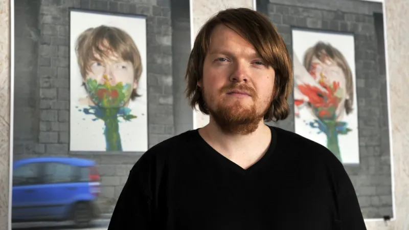 Ladislav Vondrák před fotografií projektu Pachuť