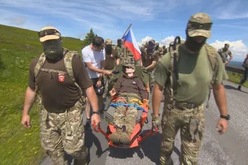 Bývalý elitní voják zdolal na vozíčku s kamarády Praděd