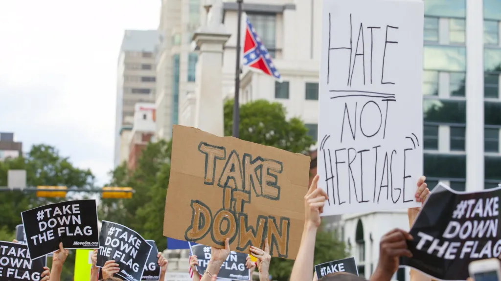 "Sundejte vlajku konfederace," žádají demonstranti