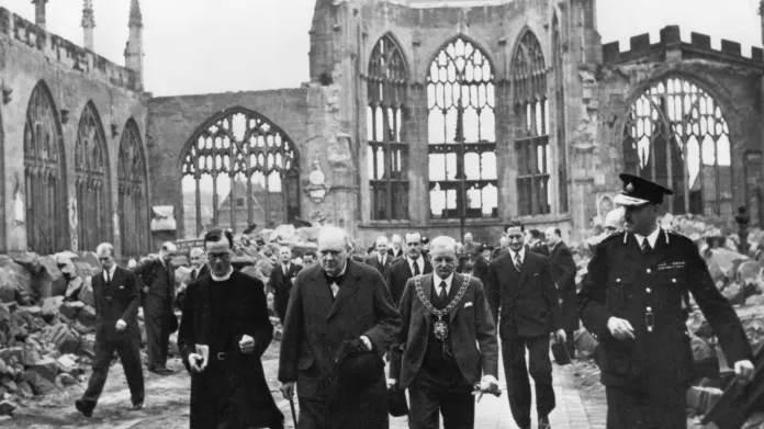Winston Churchill prochází troskami katedrály v dubnu 1941