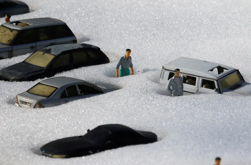 Sněhové přeháňky v posledních dnech sužují i velmi nezvyklá místa. Jedním z nich je i park miniatur, který se nachází v ukrajinské Bachčisaraji