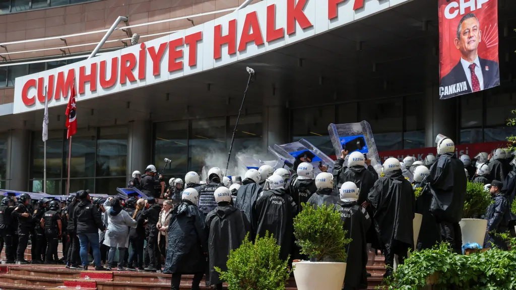 Turecká policie zasahovala v budově opoziční CHP
