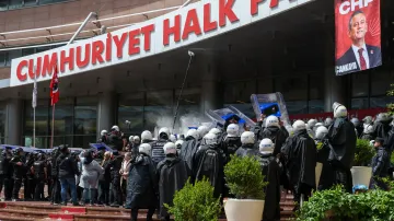 Turecká policie zasahovala v budově opoziční CHP
