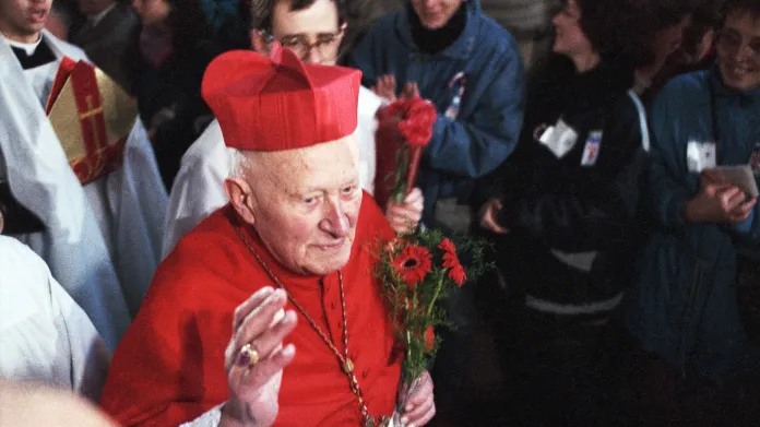 Kardinál František Tomášek mezi věřícími v chrámu svatého Víta, 25. 11. 1989