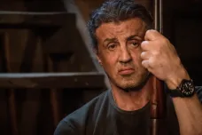 Recenze: Rambo v Poslední krvi roní sebelítostivé slzy, až poté porcuje