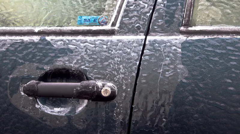 Ledovka v Praze - zamrzlá auta