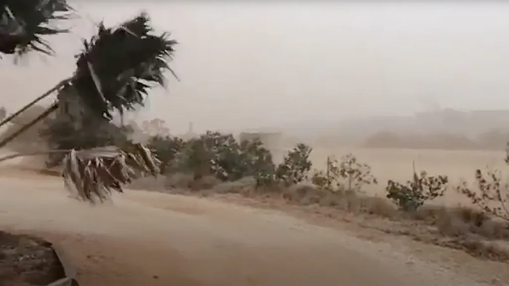 Prudký vichr zvedl během bouře oblaka prachu