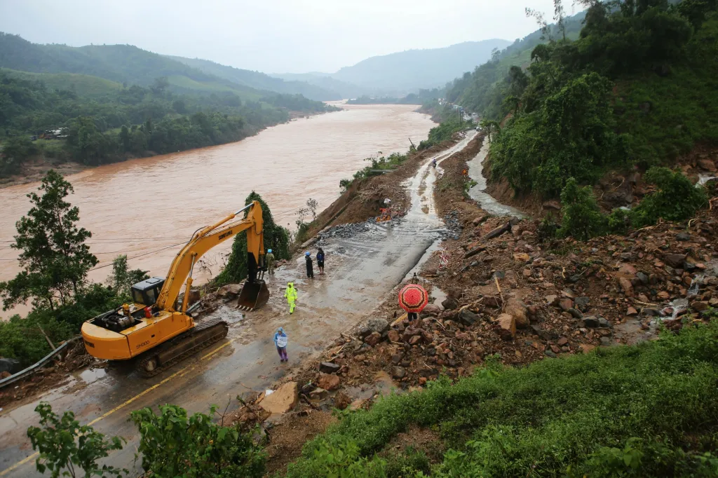 Záplavy ve Vietnamu postihly celý střed země. Velká voda si vyžádala desítky obětí a stovky osob se pohřešují