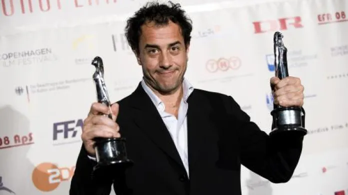 Italský režisér Matteo Garrone přebral cenu za nejlepší film a nejlepší režii pro snímek Gommora.