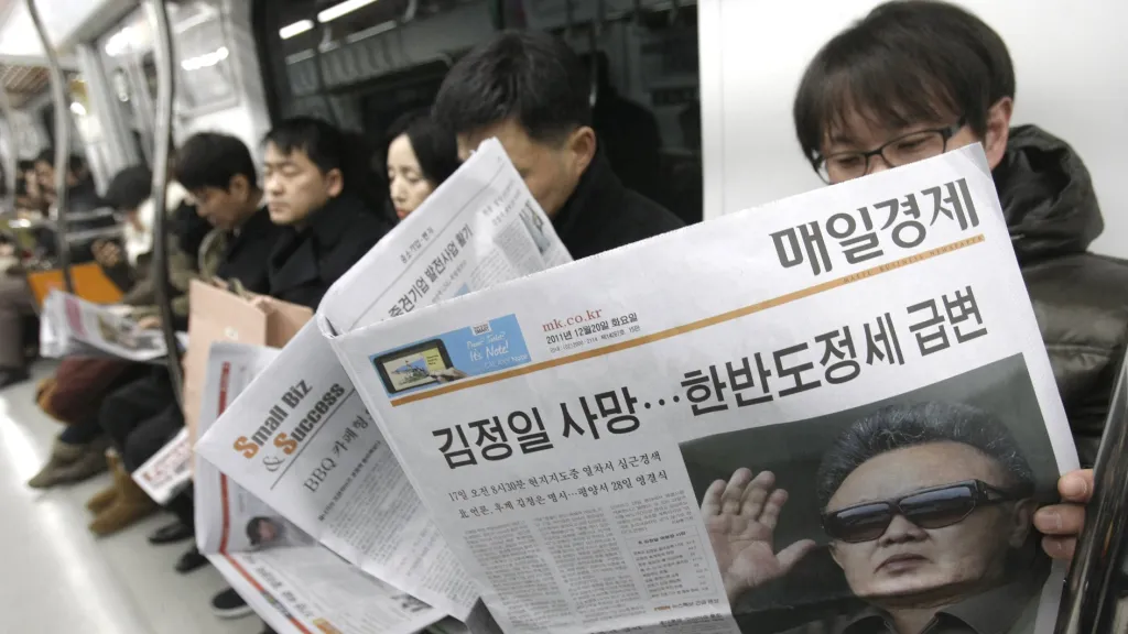 Jihokorejci si čtou v novinách o Kimově smrti