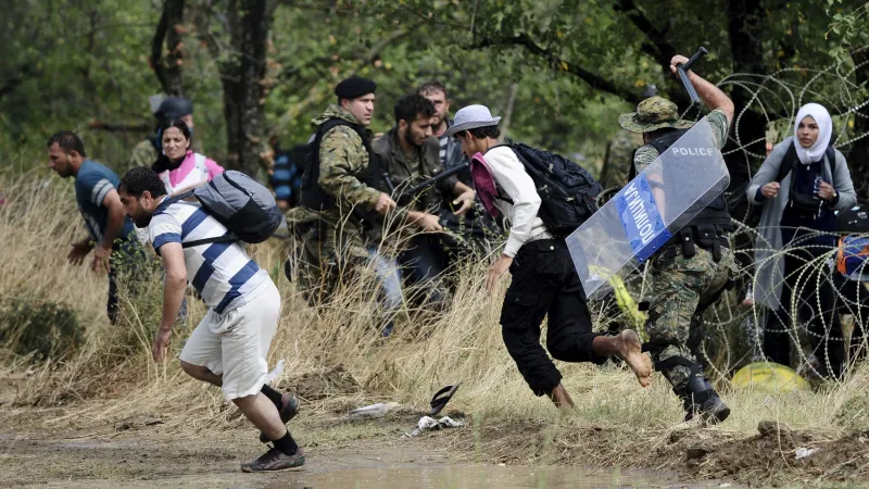 Uprchlíci protrhli makedonské hranice