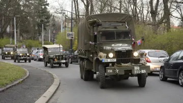 Historický konvoj amerických vojenských vozidel vítá příjezd dragounů