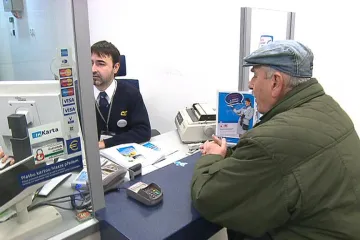 Nápor na pokladnách: Tisíce seniorů přicházejí pro slevové karty na vlak