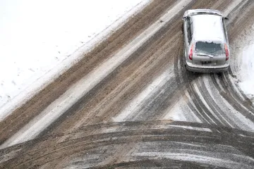 Přes noc napadl sníh, hrozí nehody