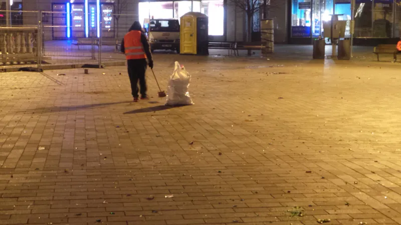 Náměstí bylo pokryté především střepy