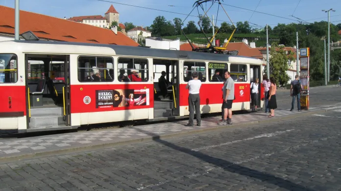 Poloprázdná tramvaj v den dopravní stávky