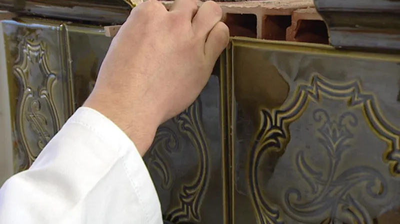 Michal Podsedník staví kachlová kamna