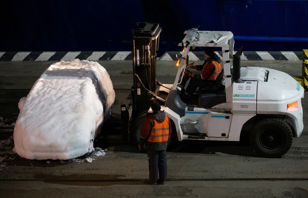 Do ruského přístavu byly dodány desítky aut pokrytých několika centimetry ledu