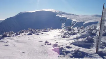Sněhová pokrývka na svahu Studniční hory