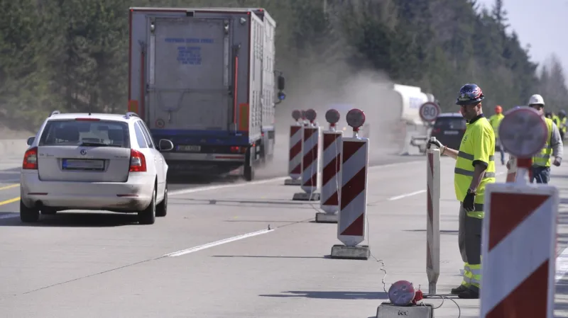 V místech, kde se jezdí zúženými pruhy, je také omezení rychlosti na 80 km/h, místy i na 60 km/h.