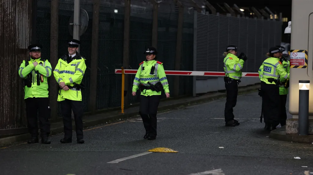 Policisté stojí před soudem v Liverpoolu, kde se konal proces s útočníkem ze Southportu (snímek z ledna 2025)