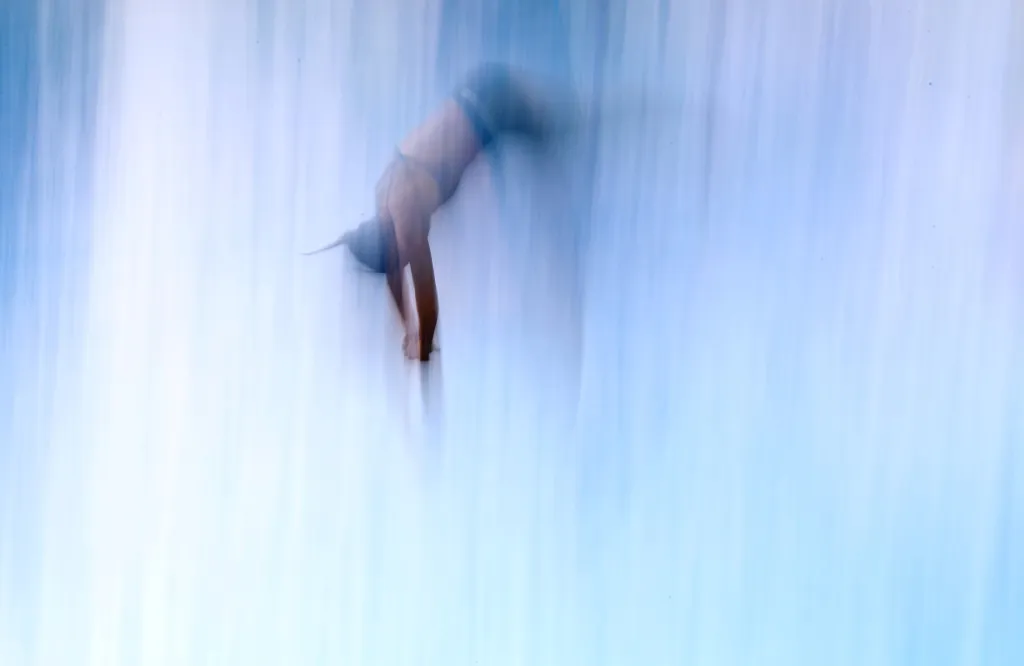 Sportovkyně skáče během finále Her jihovýchodní Asie z třímetrového odrazového můstku ve městě Capas na Filipínách