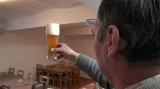Aleš Lípa kontroluje své pivo