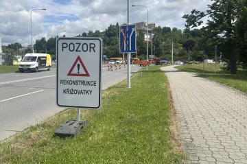 Zlín modernizuje desítky přechodů a křižovatek. Má to zkrátit i čekání v kolonách