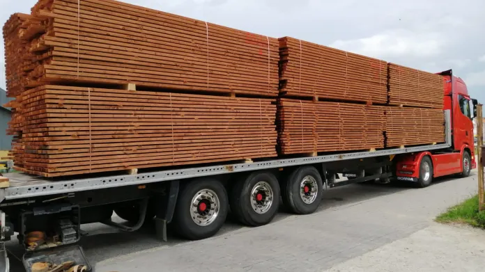 Kamion se dřevem míří do tornádem postižených obcí