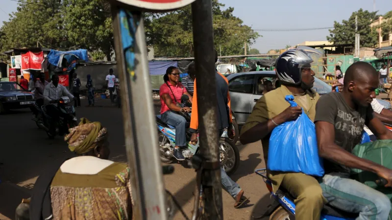 Lidé v ulicích hlavního města Bamaku, Mali