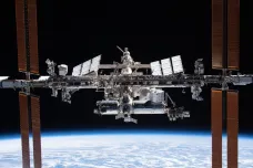 Astronauti měli být na ISS osm dnů, vrátí se možná až příští rok