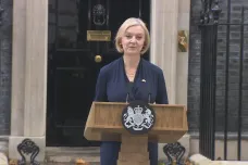 Britská premiérka Trussová rezignuje. O nástupci má být jasno za týden