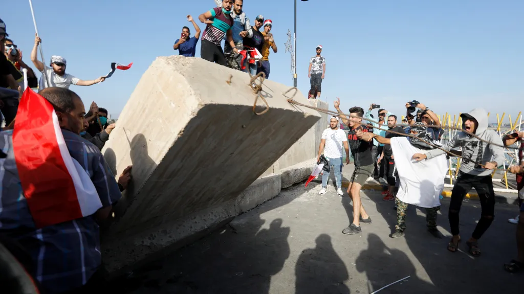 Demonstranti strhávají zeď v Bagdádu